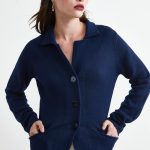 blaue strickjacke