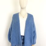 blaue strickjacke