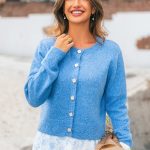 blaue strickjacke