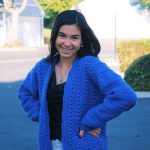 blaue strickjacke