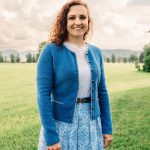 blaue strickjacke