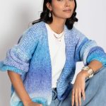 blaue strickjacke