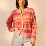 bunte strickjacke