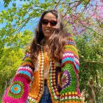 bunte strickjacke
