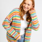 bunte strickjacke