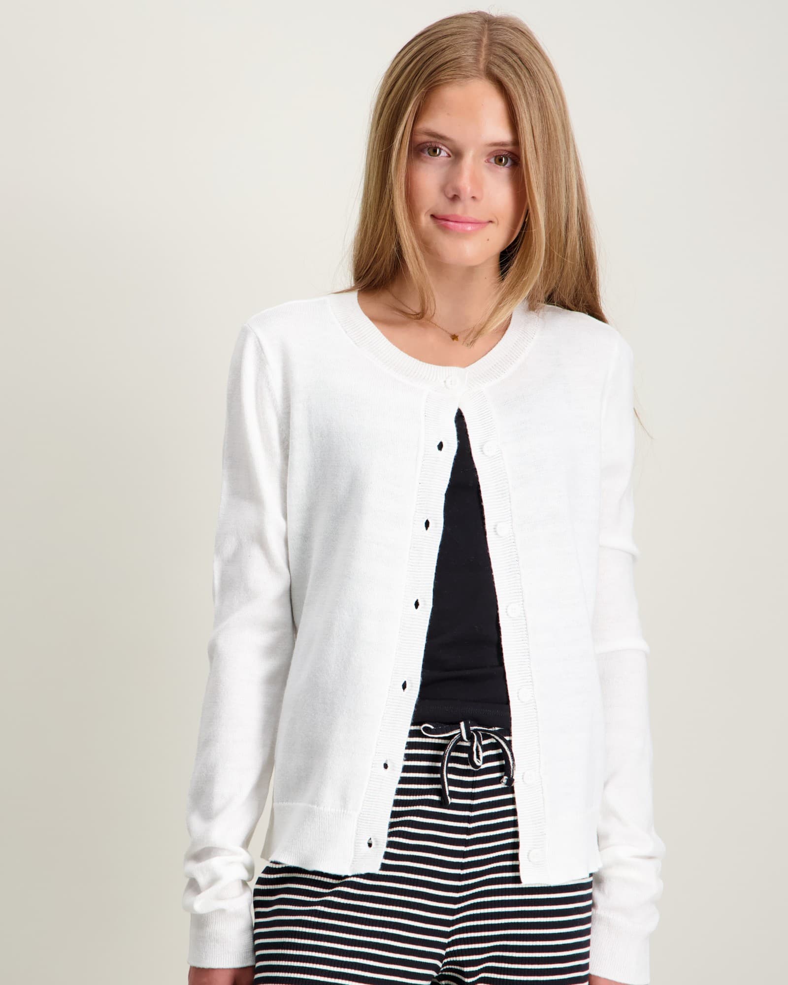 cardigan-weiss-675lif.jpg cardigan weiß – Bild 1