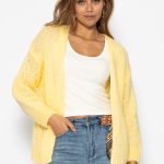 gelbe strickjacke