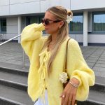 gelbe strickjacke