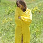 gelbe strickjacke