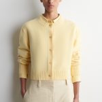 gelbe strickjacke