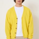 gelbe strickjacke