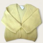 gelbe strickjacke