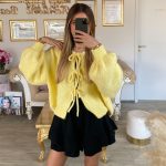gelbe strickjacke