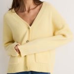 gelbe strickjacke