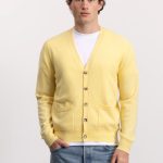 gelbe strickjacke