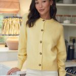 gelbe strickjacke