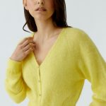 gelbe strickjacke