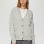 graue strickjacke