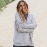 graue strickjacke