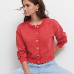 rote strickjacke