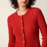 rote strickjacke