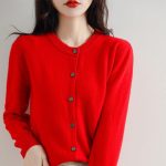 rote strickjacke