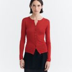 rote strickjacke